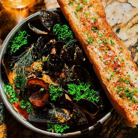 Vignette Collection Yours Truly Dc By Ihg Washington Bagian luar foto A bowl of mussels with a slice of garlic bread