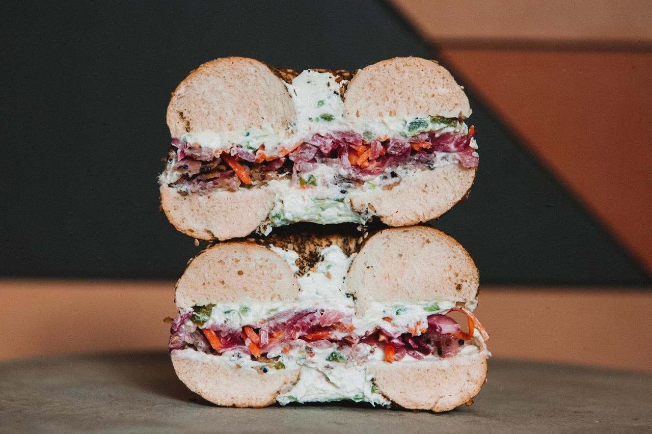 Vignette Collection Yours Truly Dc By Ihg Washington Bagian luar foto A bagel with cream cheese, tomato, and onion