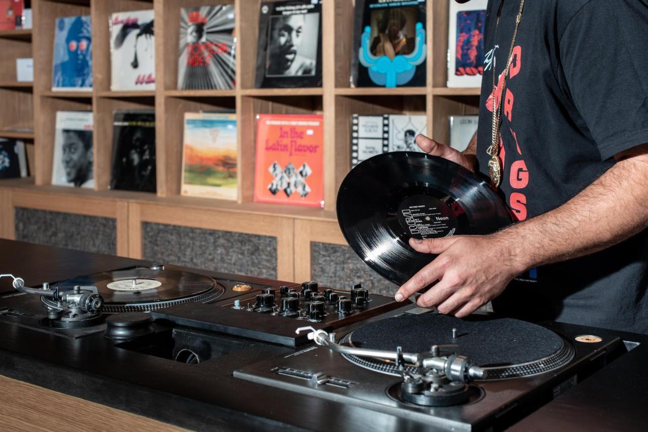 Vignette Collection Yours Truly Dc By Ihg Washington Bagian luar foto A DJ playing a record