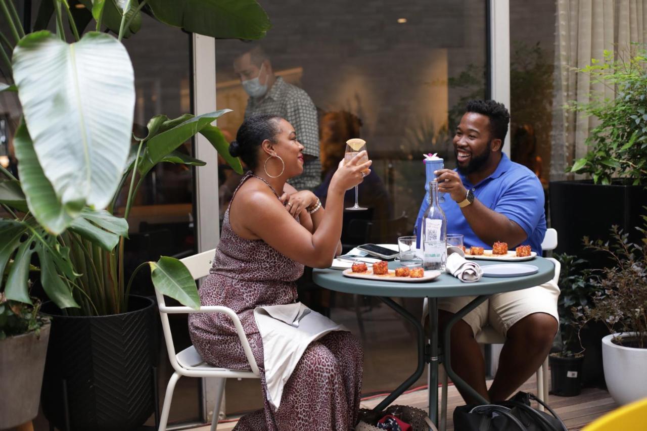 Vignette Collection Yours Truly Dc By Ihg Washington Bagian luar foto A couple eating at a restaurant