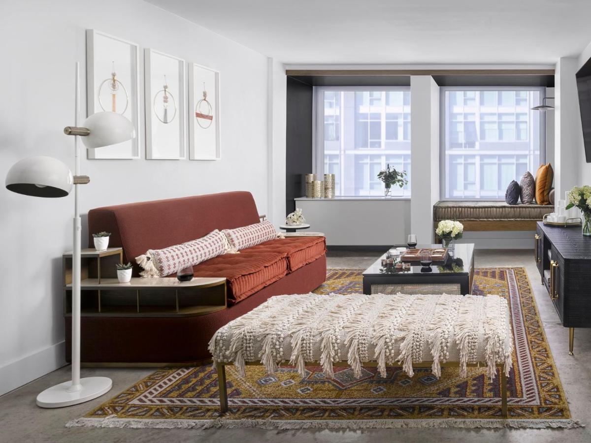 Vignette Collection Yours Truly Dc By Ihg Washington Bagian luar foto A living room with a rug