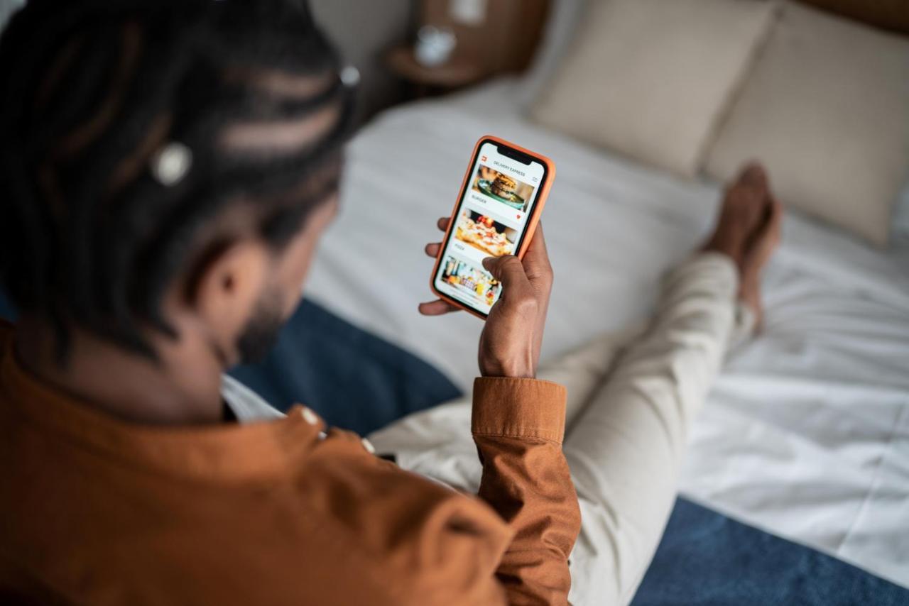 Vignette Collection Yours Truly Dc By Ihg Washington Bagian luar foto A person using the Uber Eats app