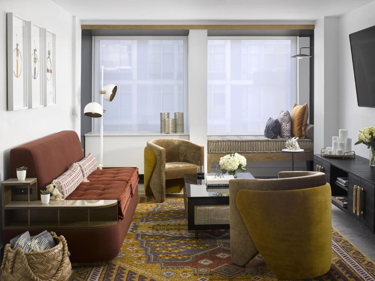 Vignette Collection Yours Truly Dc By Ihg Washington Bagian luar foto A living room at The Standard East Village