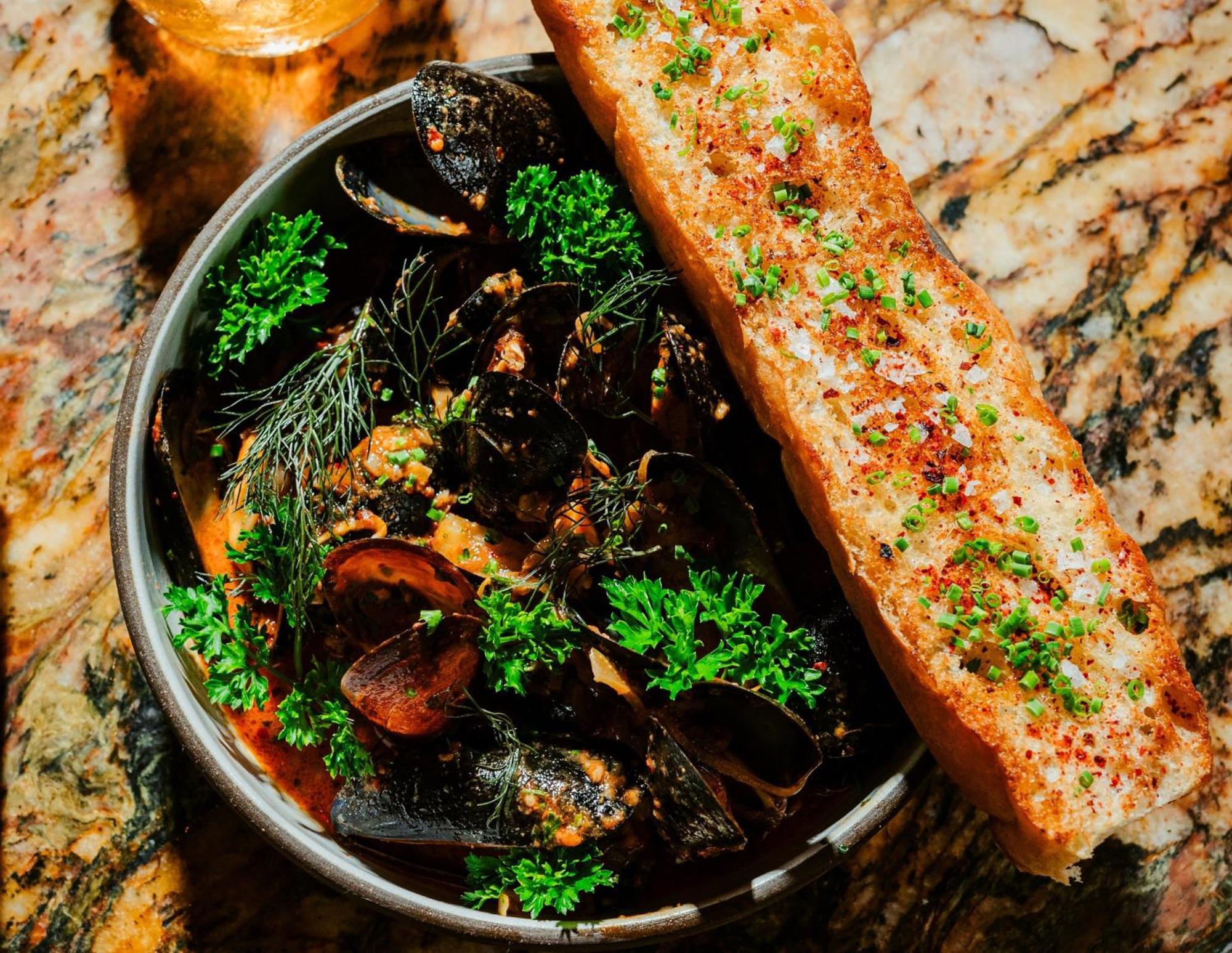 Vignette Collection Yours Truly Dc By Ihg Washington Bagian luar foto A bowl of mussels with a slice of garlic bread