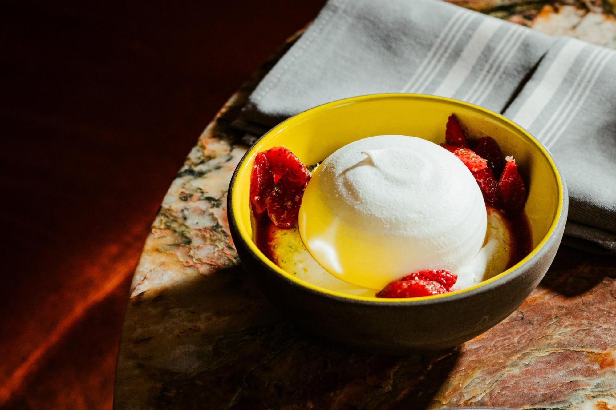 Vignette Collection Yours Truly Dc By Ihg Washington Bagian luar foto A bowl of frozen yogurt with strawberries