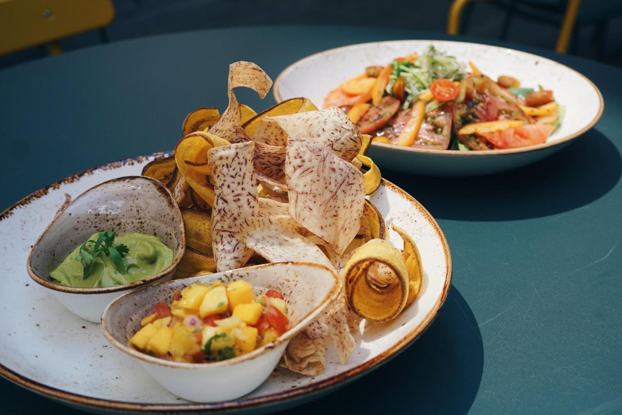 Vignette Collection Yours Truly Dc By Ihg Washington Bagian luar foto A plate of nachos with guacamole and mango salsa